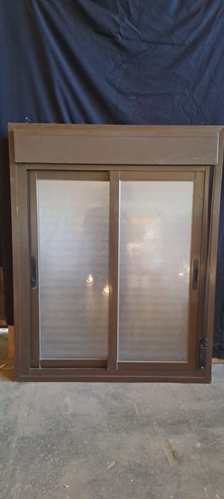 Dos ventanas marrones J15 y J16