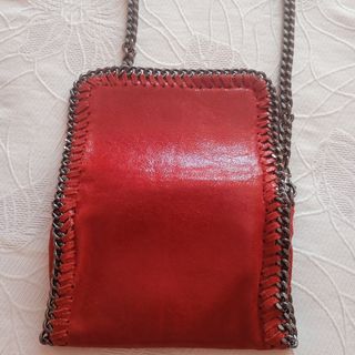 Bolso rojo con cadena