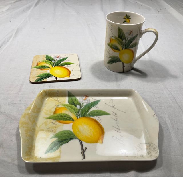 Taza, posavasos y bandeja de cerámica