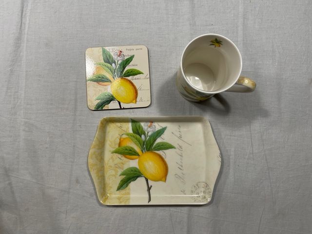 Taza, posavasos y bandeja de cerámica