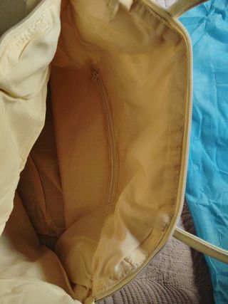 Bolso beige con flor rosa