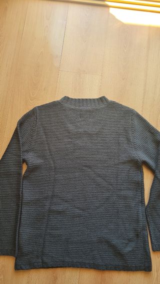 Jersey de punto deportivo gris, cuello punta.