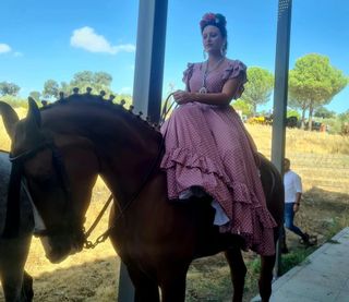 Vestido de flamenca rosa de capa + mantoncillo
