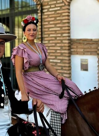 Vestido de flamenca rosa de capa + mantoncillo