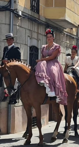 Vestido de flamenca rosa de capa + mantoncillo