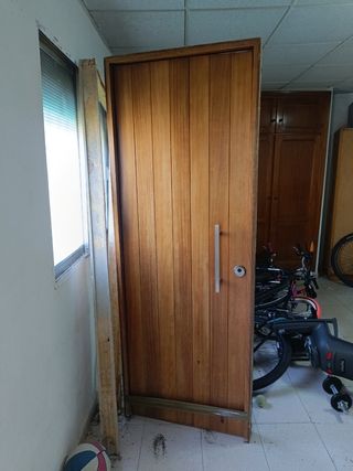 Puerta entrada de madera de Iroko 77X206