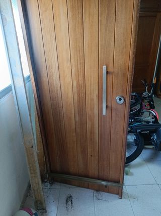 Puerta entrada de madera de Iroko 77X206
