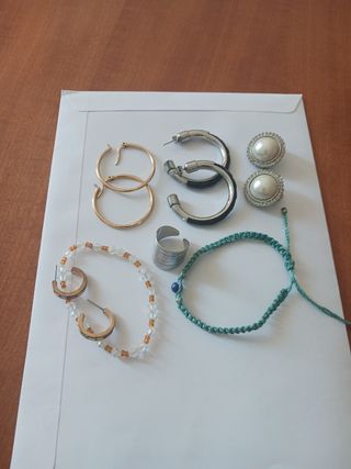 Pendientes. Brazaletes y anillo