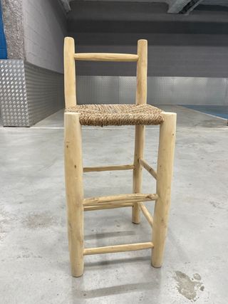 Taburetes de madera y ratán