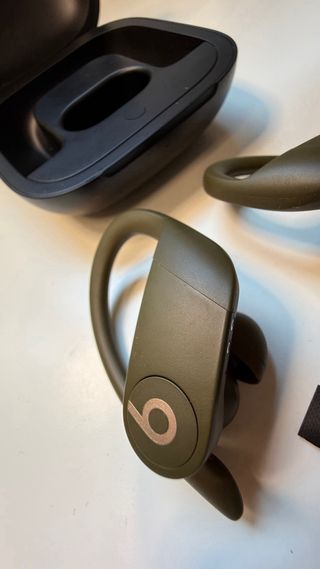 Powerbeats Pro color verde militar 