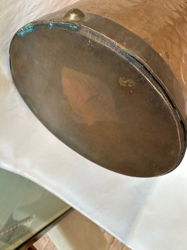 Jarra de metal con diseño azteca