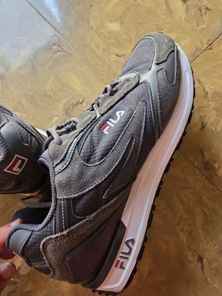 Zapatillas Fila grises y blancas