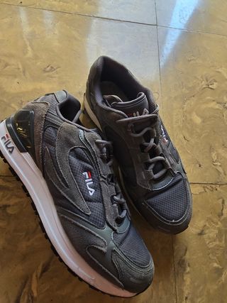 Zapatillas Fila grises y blancas