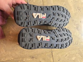 Zapatillas Fila grises y blancas