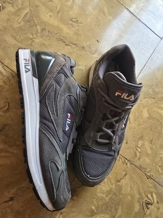 Zapatillas Fila grises y blancas