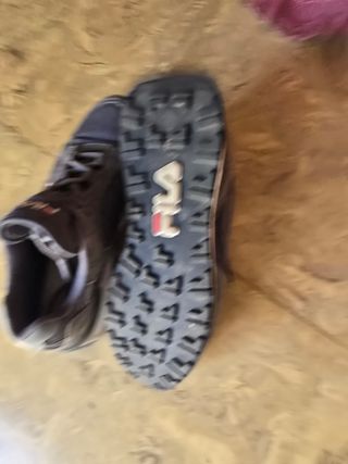 Zapatillas Fila grises y blancas