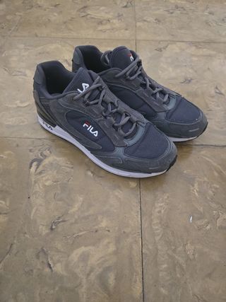 Zapatillas Fila grises y blancas