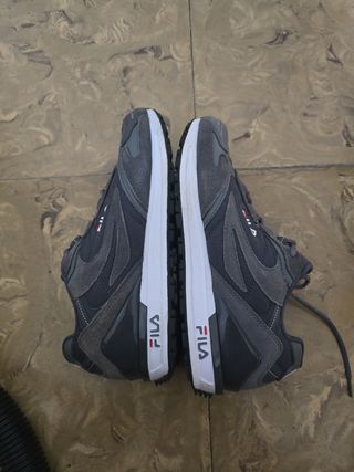 Zapatillas Fila grises y blancas