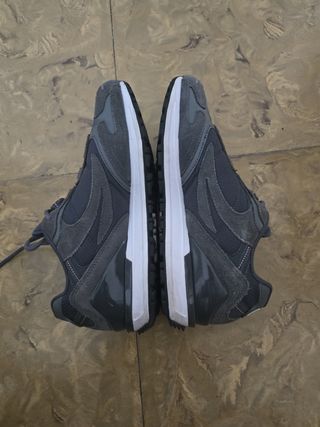 Zapatillas Fila grises y blancas