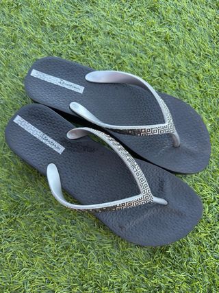 Chanclas Ipanema Negras y Plateadas