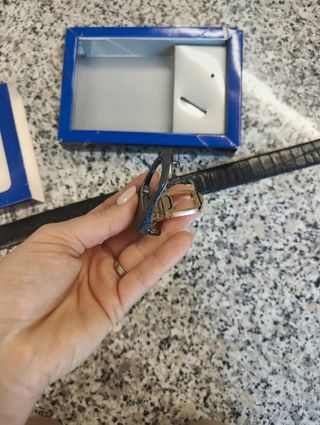 Cintura in pelle nera con fibbia dorata