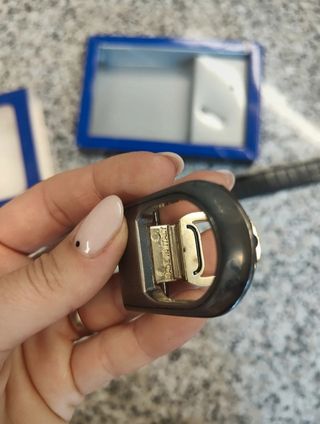 Cintura in pelle nera con fibbia dorata