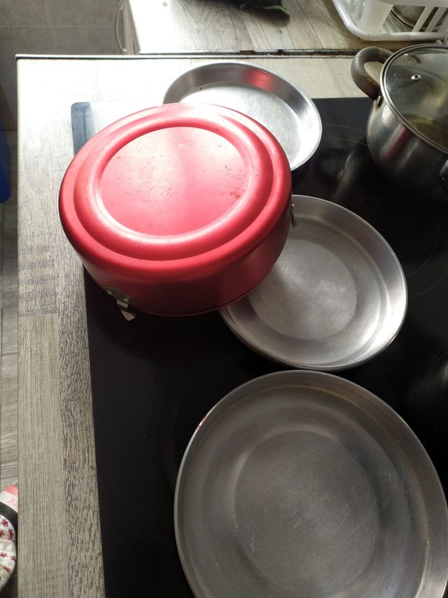 Taper de comida metálico