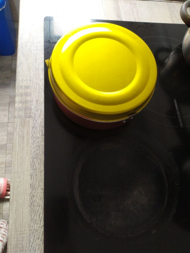 Taper de comida metálico