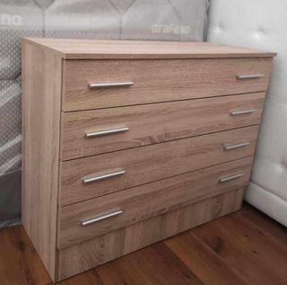 Cómoda de madera con tiradores plateados