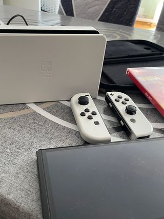 Nintendo Switch OLED, custodia regalo + 2 giochi