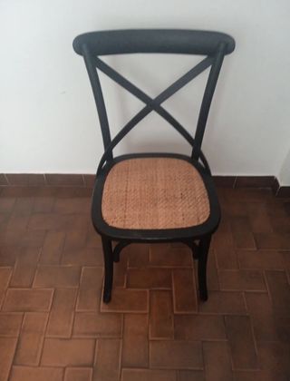 Silla negra con asiento de ratán