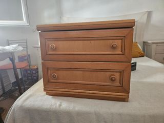 Comodino in legno con due cassetti