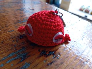 Portachiavi amigurumi balena rossa