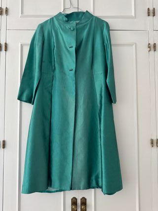Abrigo de fiesta verde, corte muy original.