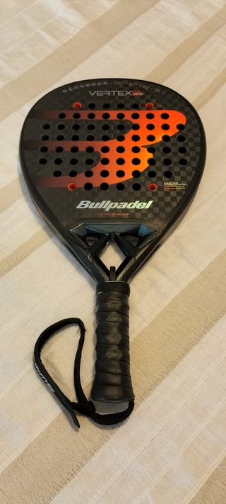 Pala de pádel Bullpadel Vertex 04 Hybrid.