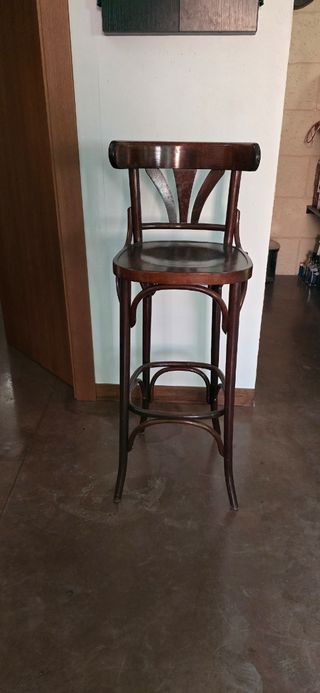 Taburete alto de madera con respaldo