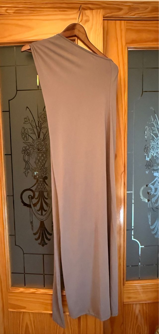 Vestido beige con lazo en el cuello