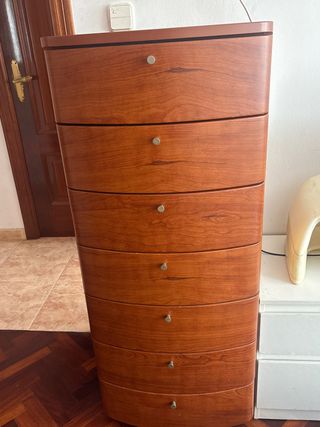 Cómoda de madera con 7 cajones