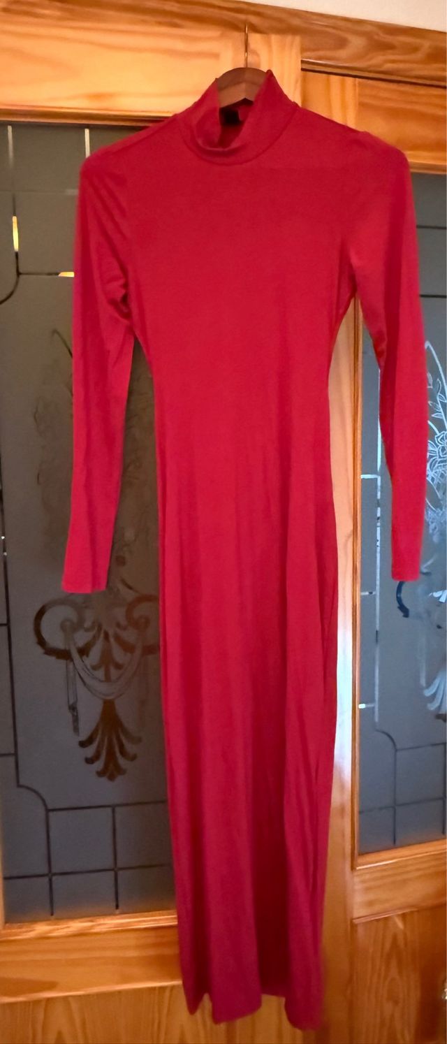 Vestido largo burdeos cuello alto