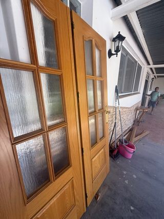 Puerta doble madera salón con cristal