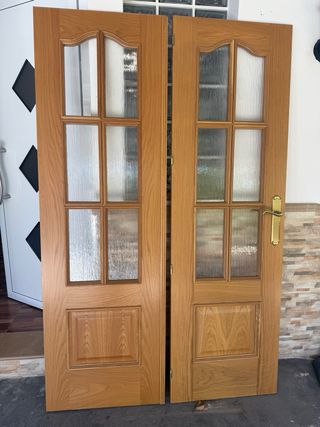 Puerta doble madera salón con cristal