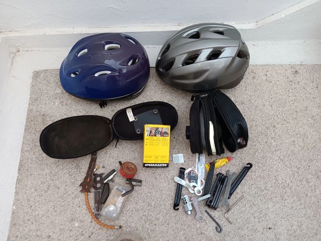 Dos cascos bici y portaherramientas