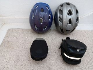 Due caschi da bici e portautensili