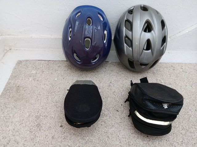 Dos cascos bici y portaherramientas