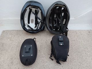 Due caschi da bici e portautensili