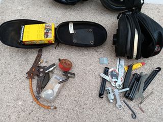 Due caschi da bici e portautensili