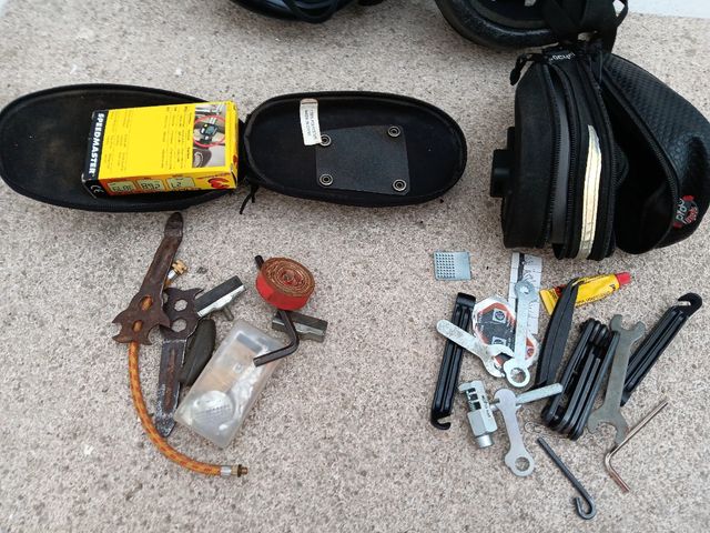 Dos cascos bici y portaherramientas