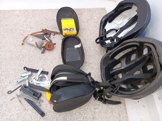 Due caschi da bici e portautensili
