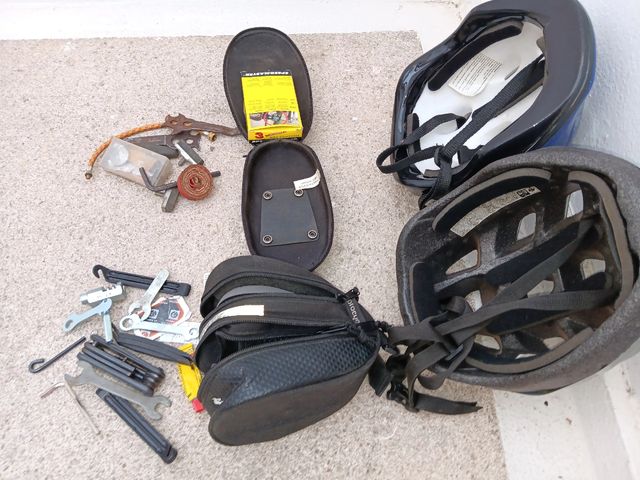 Dos cascos bici y portaherramientas