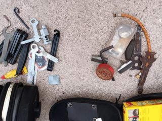 Due caschi da bici e portautensili